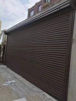 Structure compacte en alliage d'aluminium, design minimaliste, porte enroulable, intégration facile pour les locaux commerciaux à usage mixte
