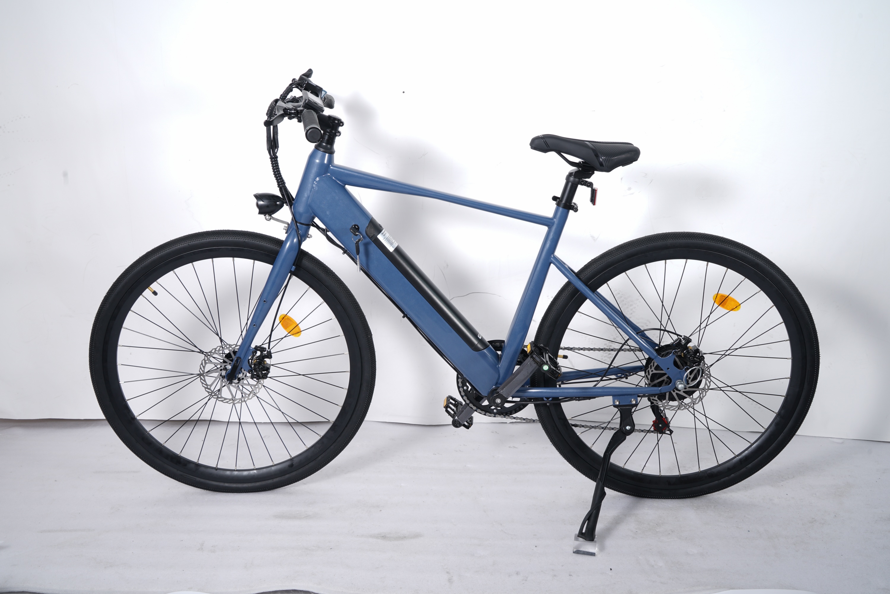 Bicicletta elettrica da città blu scuro per uomo