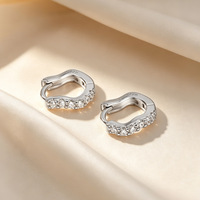 Boucles d'oreilles Huggie en argent sterling S925 à motif vague |   Pierres facettées blanches plaquées platine |   Diamètre intérieur de 6 mm et 8 mm pour femmes