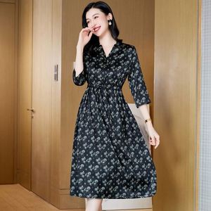 Robe d'été élégante et polyvalente en satin à col en V avec imprimés floraux Taille amincissante et longue robe en soie tissée de style décontracté - Product Image 2