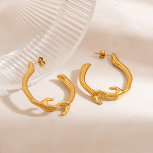 Boucles d'oreilles créoles en acier inoxydable plaqué or 18 carats, design géométrique, pour un usage quotidien - Product Image 1