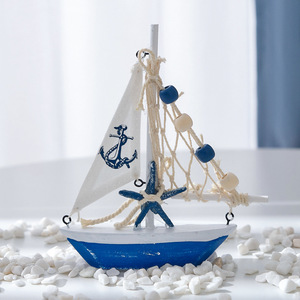 Ornement de bateau à voile en bois de style méditerranéen rouge et bleu avec motif coquillage et ancre pour la décoration intérieure - Product Image 3