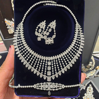 Ensemble de bijoux à pompons élégants, sensation haut de gamme, chaîne de clavicule en diamant d'eau, boucles d'oreilles simples et accessoires