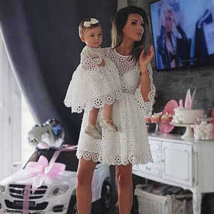Robes d'été pour maman et <span class=keywords><strong>moi</strong></span> <span class=keywords><strong>de</strong></span> haute qualité en gros 2021, robe en dentelle blanche ajourée pour filles - Product Image 3