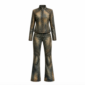 Conjunto de dos piezas de mezclilla vintage desgastada para <span class=keywords><strong>mujer</strong></span> Wangsheng: Chaqueta con cremallera y cuello alto y pantalones acampanados con costuras en las rodillas - Product Image 1