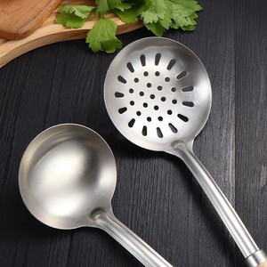 <span class=keywords><strong>Ensemble</strong></span> d'Ustensiles de Cuisine 8 Pièces en Acier Inoxydable avec Manches en Bois Durables Incluant <span class=keywords><strong>Spatule</strong></span>, Cuillère Rainurée et <span class=keywords><strong>Louche</strong></span> à Soupe - Product Image 4