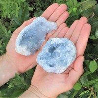 Géodes de quartz brutes, grappes de cristaux naturels d'azurite et de célestite, ornements en turquoise de Chine, emballées