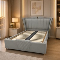Luxuriöses Modernes PU-Leder Polsterbett mit Flügelkopfteil, Kanalgesteppt, Goldene Zierleiste, Metallakzent, Hotel-Schlafzimmer Dekorationsstil