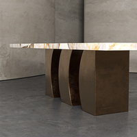 Table à manger rectangulaire en marbre avec pieds courbes en forme de croissant, sculpturale, en pierre naturelle, pour projet de villa moderne