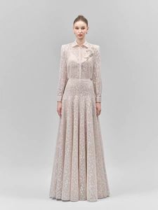 Abito di design vietnamita dallo stile delicato ed elegante per donna, con blusa in pizzo floreale e gonna lunga a pieghe. - Product Image 1