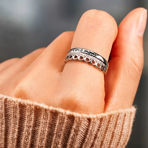 Anello Inciso 'Mom' per Donne, Regalo Romantico ed Elegante, Gioiello da Dito - Product Image 2