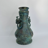 Bronze Hu Ancien Navire à eau de vin artisanal en métal avec oreilles en forme d'anneau Transport facile en raison de la méthode de coulée par moule en section