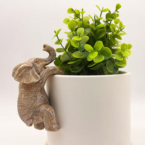 Escultura de columpio de mapache de resina de fábrica BSCI con adornos de decoración colgantes de jardín con linterna Solar - Product Image 6