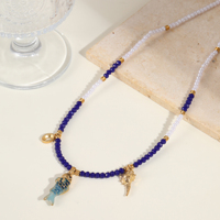 Collier en acier inoxydable plaqué or 18 carats de style nautique océanique avec perles de cristal bleues et breloques en émail en forme de poisson et de conque pour femmes