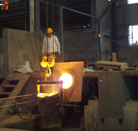 Four de fusion à induction à moyenne fréquence à bascule automatique avec système hydraulique, interverrouillage de sécurité et moteur en acier inoxydable