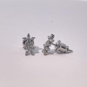 Pendientes de Botón Clásicos de Latón Chapado en Oro con Circonita Cúbica Blanca y Diseño de Doble Flor de Tianyu Gems para Mujer - Product Image 1