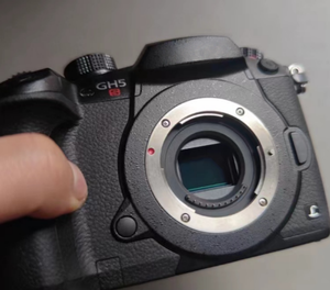 Appareil photo hybride Panasonic GH5S d'occasion avec écran tactile pour la photographie et la vidéo, capteur Live MOS - Product Image 1