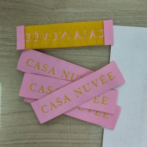 Étiquettes tissées de luxe en polyester durable avec adhésif thermofusible, logo 3D personnalisé, étiquettes de col de 1 pouce pour vêtements - Product Image 3