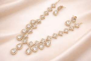 Conjunto de Collar y Aretes de Perlas Kundan Indias, Estilo Moderno, Joyería Tradicional en Tono Dorado para Mujeres y Niñas - Product Image 4