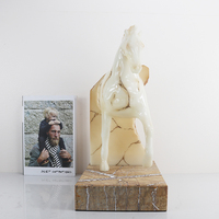 Sculpture de cheval en résine demi-corps avec base en marbre naturel, figurine d'art moderne de luxe, ornement pour la décoration de la maison/l'hôtel