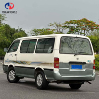 Vente à prix réduit d'un véhicule d'occasion Toyota Hiace Van 9 places, année 2006, essence