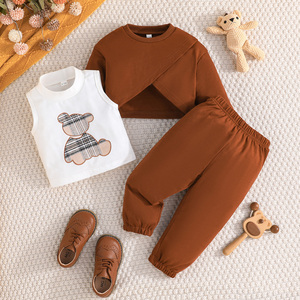 เสื้อผ้าเด็กแฟชั่น เสื้อแขนยาว เสื้อครอปน่ารัก ลายหมีน้อย เสื้อแขนกุด จับคู่กับกางเกงลำลอง ชุดสามชิ้นเรียบง่าย - Product Image 1