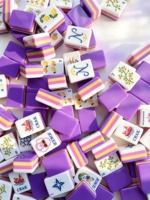 Ensemble de Mahjong Américain Portable de Luxe en Acrylique Violet à Quatre Niveaux, Personnalisé et de Haute Qualité, avec Tuiles de Mahjong Gravées pour le Divertissement