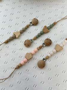 Catenella Portaciuccio in Silicone e Faggio con Clip, Personalizzabile con Nome Inciso, Design Antiscivolo in Legno Naturale per Neonati in Fase di Dentizione - Product Image 5