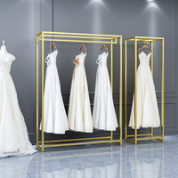 Présentoir de Luxe en Acier Inoxydable Doré pour Robes de Mariée – Étagères Professionnelles pour Boutiques de Vêtements et Magasins de Mariage