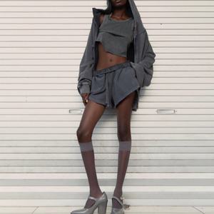 Ensemble trois pièces personnalisé pour femme : Crop top sans manches, sweat à capuche oversize à épaules tombantes zippé, short taille haute délavé à l'acide - Product Image 1