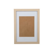 Cadre photo rectangulaire vertical en bois avec passe-partout blanc pour la décoration de chambre et d'appartement