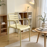 Chaise de salle à manger en plastique empilable robuste avec accoudoirs, résistante aux UV et à l'eau, avec côtés à lattes, pour usage intérieur, commercial et extérieur