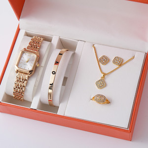 Set di Gioielli di Lusso 5 Pezzi in Vendita: Bracciale Geometrico con Diamanti, Orologio al Quarzo, Collana in Vetro, Orecchini - Product Image 1