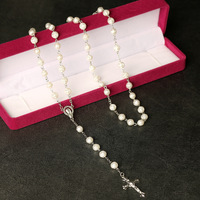 Collier chapelet blanc en forme de rose avec croix, perles de 8 mm et aiguille à neuf pointes