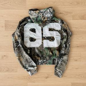 Sudadera con Capucha para Hombre, Estilo Grunge Y2K, con Logotipo Personalizado, Felpa de Algodón Grueso, Estampado Woodland, Aplique con el Número 85, Diseño Desgastado - Product Image 1