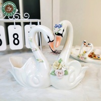 Ornements personnalisés décoration moderne pratique de la maison salon européen artisanat créatif cadeau de mariage couple nordique cygne en céramique