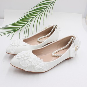 Scarpe da sposa bianche con perle e cavigliera di perline, scarpe basse bianche da sposa e damigella d'onore per donna - Product Image 2