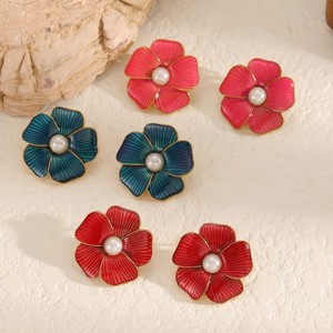 ต่างหูรูปดอกไม้ สแตนเลสสตีล ประดับมุกตรงกลาง สำหรับผู้หญิง ของขวัญ เครื่องประดับ สีแดง น้ำเงิน ชมพู ผลิตจากเมืองอี้หวู่ - Product Image 1