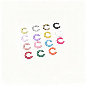 Mini harf minyatür tasarımcı metal marka logosu çanta süsü telefon kılıfı süsleri DIY el işleri düz tabanlı - Product Image 4