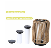 Lampe de bureau en rotin à énergie solaire offrant une ambiance chaleureuse et relaxante ; design confortable et moderne, lumière décorative de jardin