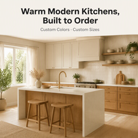 Meubles de cuisine modernes bicolores sur mesure, portes shaker en bois grainé, avec îlot en quartz cascade pour villa et appartement