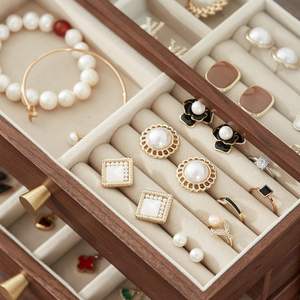 Boîte à bijoux en bois de noyer noir personnalisée pour femmes, organisateur de bijoux en bois avec couvercle en verre pour montres, colliers, bagues et boucles d'oreilles - Product Image 5