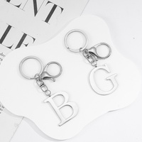 Vente en gros de porte-clés en acier inoxydable avec initiale de 26 lettres, pendentif de sac à dos minimaliste moderne, lettre C