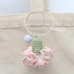 Colgantes de ganchillo hechos a mano, adornos de flores de claveles tejidos a ganchillo, llaveros de punto, accesorios para bolsos - Product Image 1