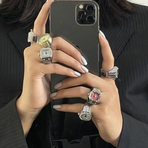 Bague Montre Vintage Steampunk à Cadran Quartz Analogique avec Bracelet Élastique Étanche Années 2000 Y2K Argentée Mini Bague Montre - Product Image 3