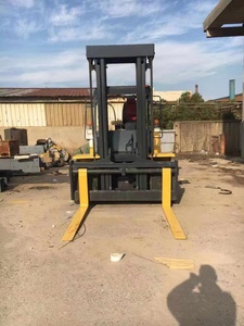 Large Load Used Komatsu FD100 Diesel Forklift with Three Stage Mast for Improved Efficiency in <b>Material</b> <b>Handling</b> Business - Product Image 3