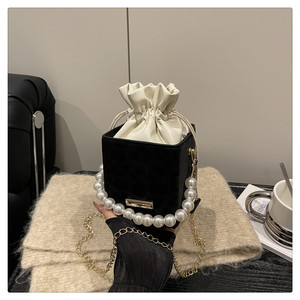New Style Distinctive Casual Fashionable Simple Shoulder <strong>Small</strong> Square <strong>Bucket</strong> <strong>Bag</strong> Fashionable Pearl Chain Crossbody <strong>Women's</strong> <strong>Bag</strong> - Product Image 5