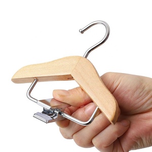 Cintres en bois miniatures de 11 cm avec pince, personnalisables avec logo, pour <span class=keywords><strong>accessoires</strong></span> de bébé, vêtements pour animaux, robes de poupées, présentation en magasin - Product Image 3