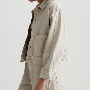 OEM/ODM Personalizado, Pantalones Cortos Vaqueros Deslavados para Mujer en Algodón - Bolsillos de Parche Extra Grandes, Detalles de Pliegues - Product Image 2