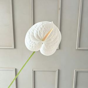 Plante artificielle de feuille de palmier rouge simulée, hydratante, verte, Flamingo Guanyinlian, design pendulaire pour la décoration intérieure - Product Image 4